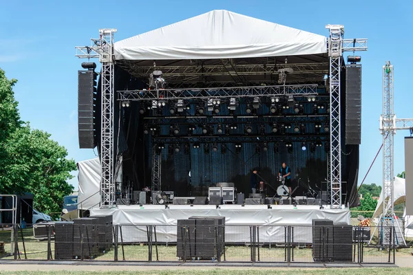 Mengapa Sewa Panggung Lebih Efisien daripada Membeli Peralatan Event?